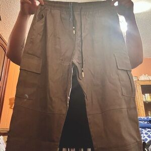 Men’s stretchy cargo pants with pockets on legs size large never worn brand new